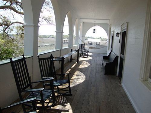 The Pelican Inn Полис Айлънд Екстериор снимка