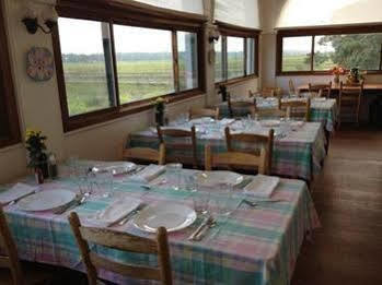 The Pelican Inn Полис Айлънд Екстериор снимка