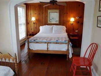 The Pelican Inn Полис Айлънд Екстериор снимка